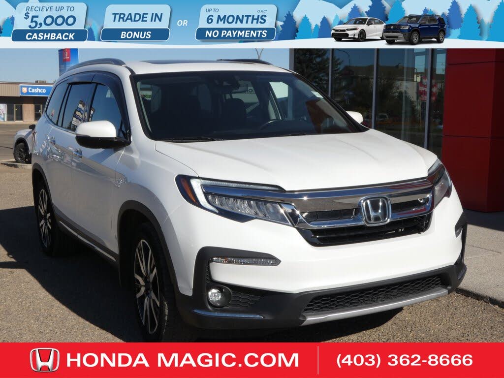 2021 Honda Pilot Touring AWD with Rear Captains Chairs