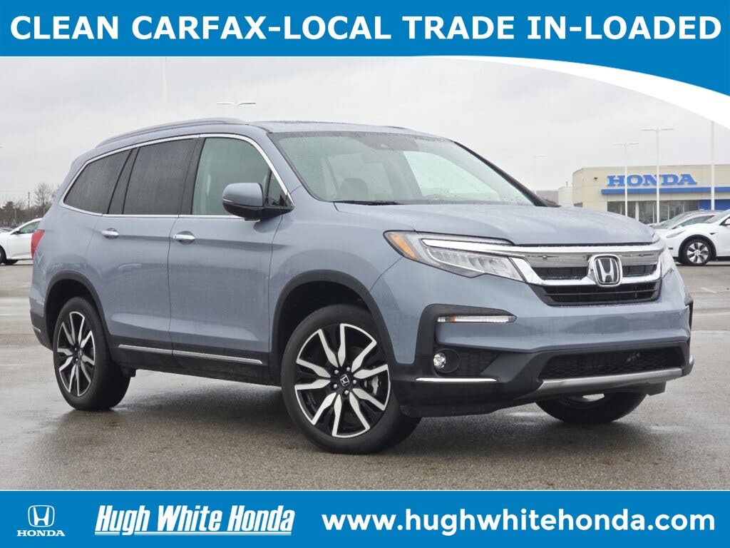 2022 Honda Pilot Touring AWD with Rear Captain's Chairs