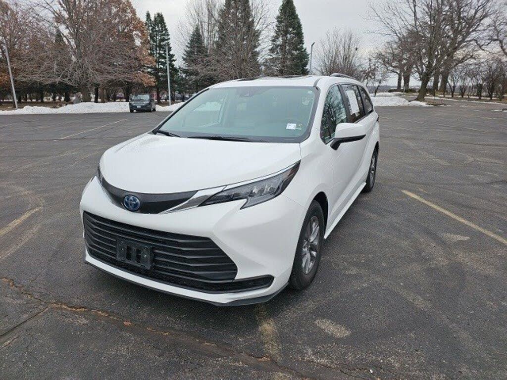 2024 Toyota Sienna LE 8-Passenger FWD