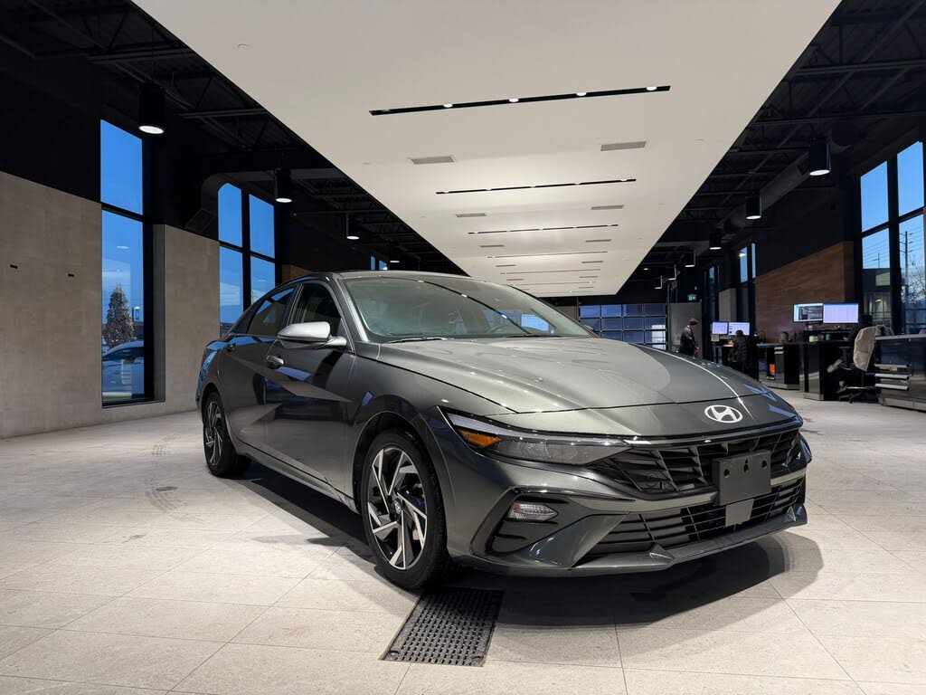 Hyundai Elantra Luxury FWD 2024