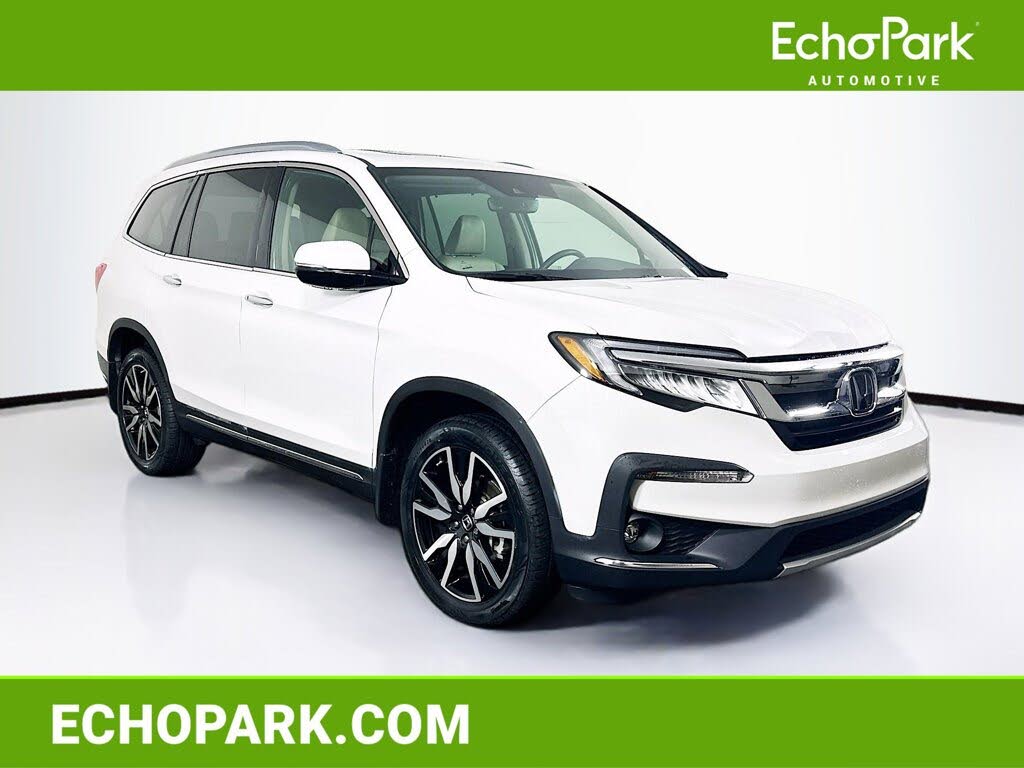 2022 Honda Pilot Touring AWD with Rear Captain's Chairs