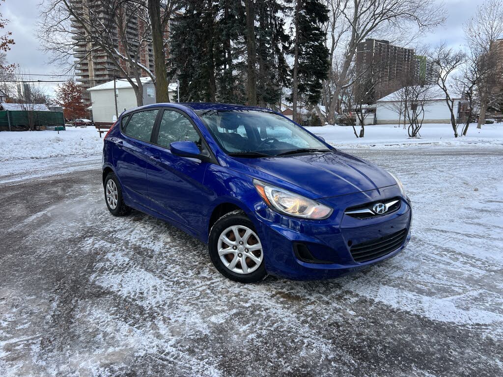 2013 Hyundai Accent SE 4-Door Hatchback FWD