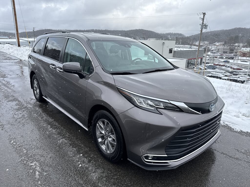 2022 Toyota Sienna XLE 7-Passenger AWD