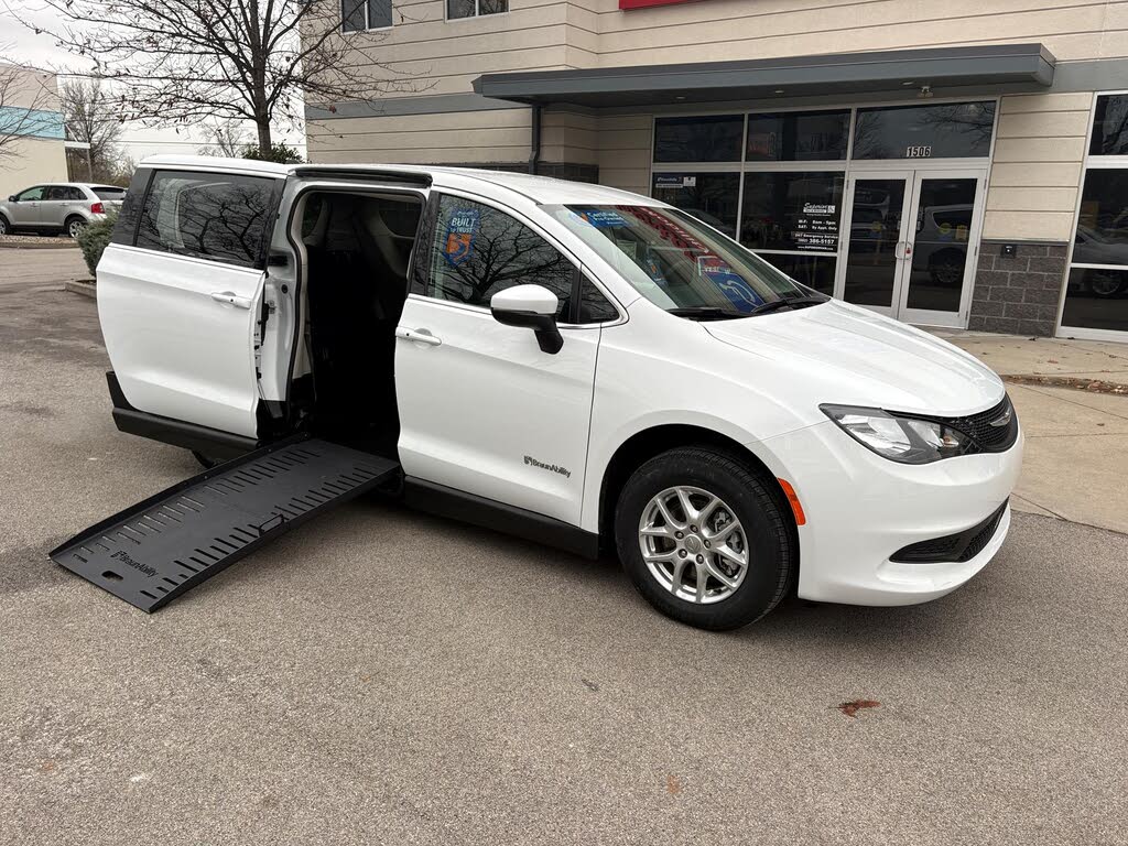 2023 Chrysler Voyager LX FWD