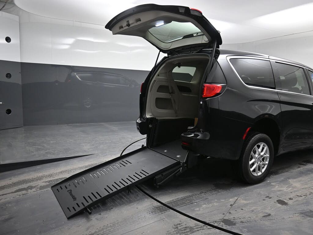 2024 Chrysler Voyager LX FWD