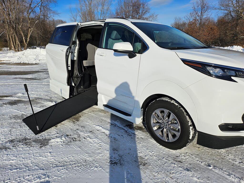 2025 Toyota Sienna LE 8-Passenger AWD