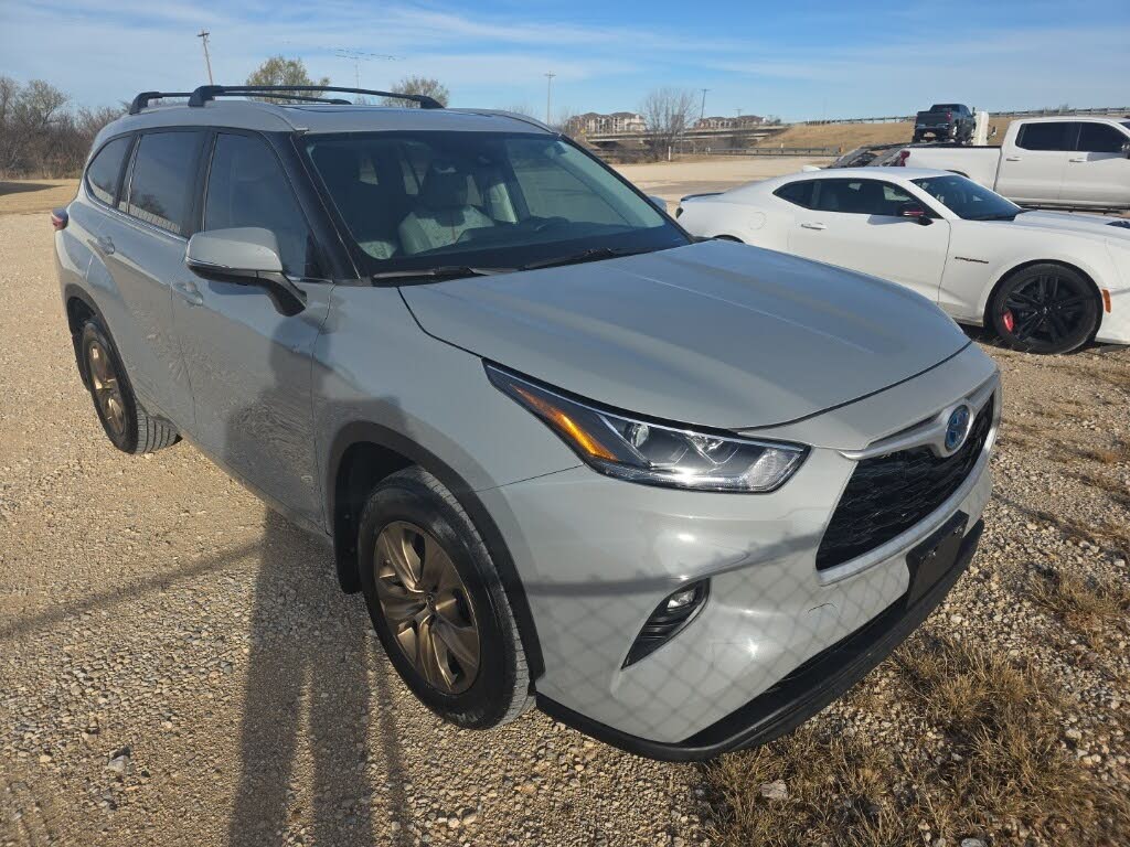 2023 Toyota Highlander Hybrid Bronze Edition FWD