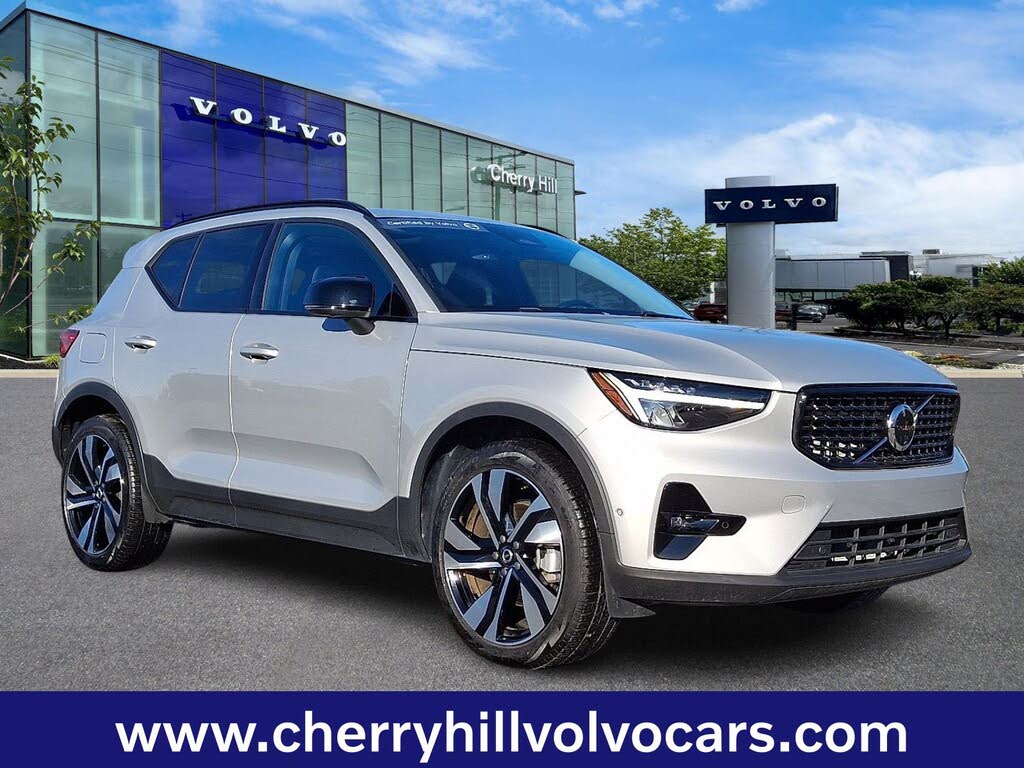 2025 Volvo XC40 B5 Plus Dark Theme AWD