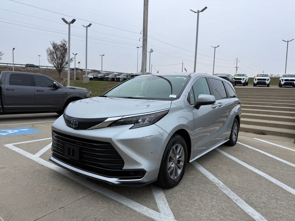 2024 Toyota Sienna LE 8-Passenger FWD