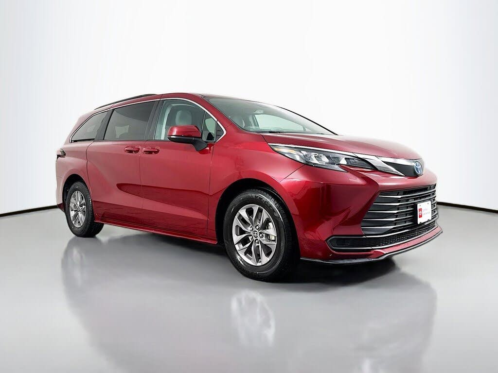 2024 Toyota Sienna LE 8-Passenger FWD