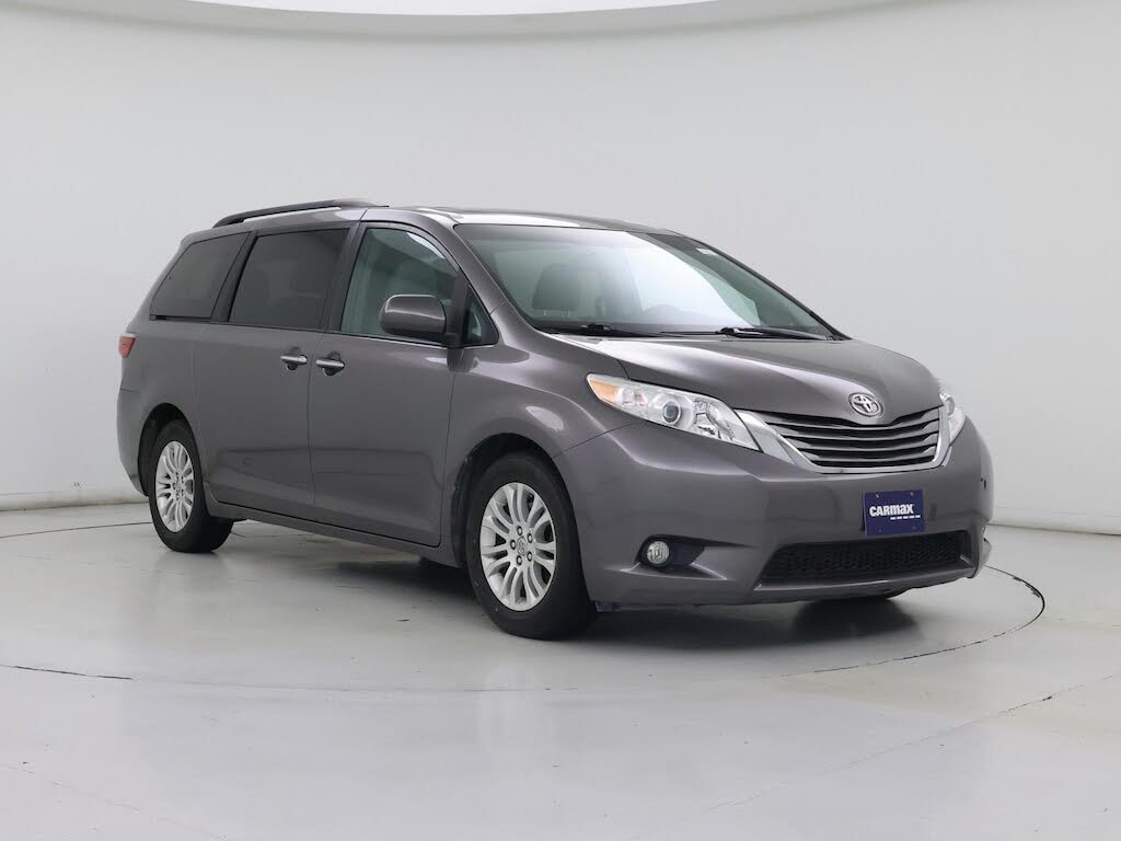 2016 Toyota Sienna XLE 7-Passenger Auto Access Seat