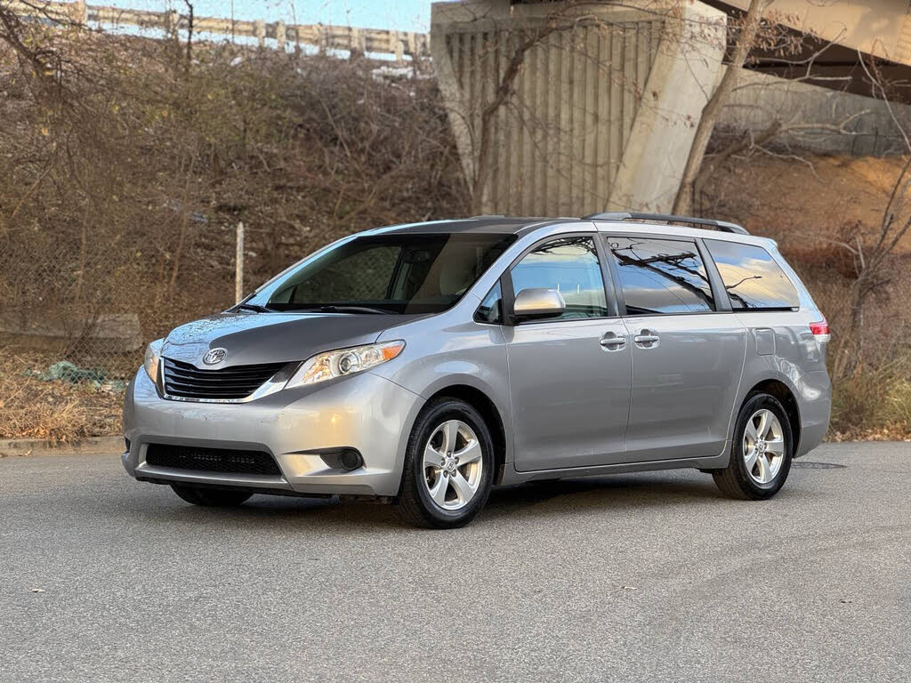 2013 Toyota Sienna LE 8-Passenger