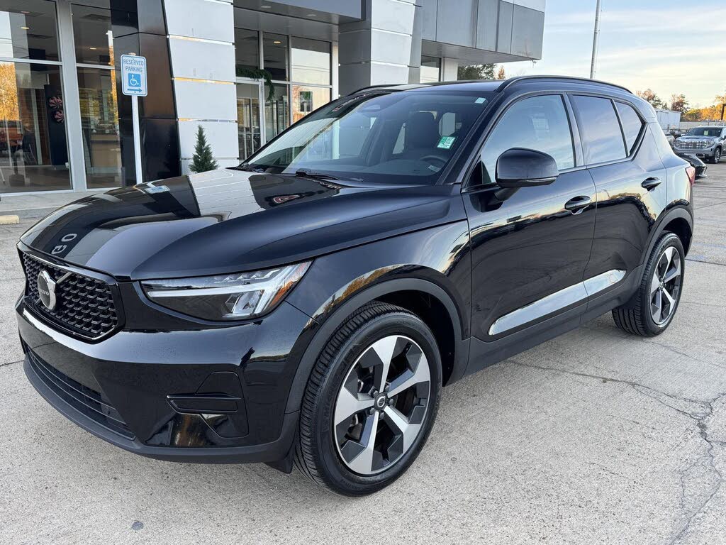 2024 Volvo XC40 B5 Core Dark Theme AWD