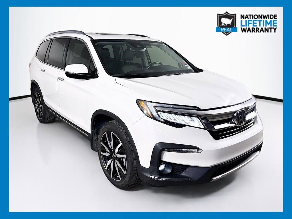 2022 Honda Pilot Touring AWD with Rear Captain's Chairs