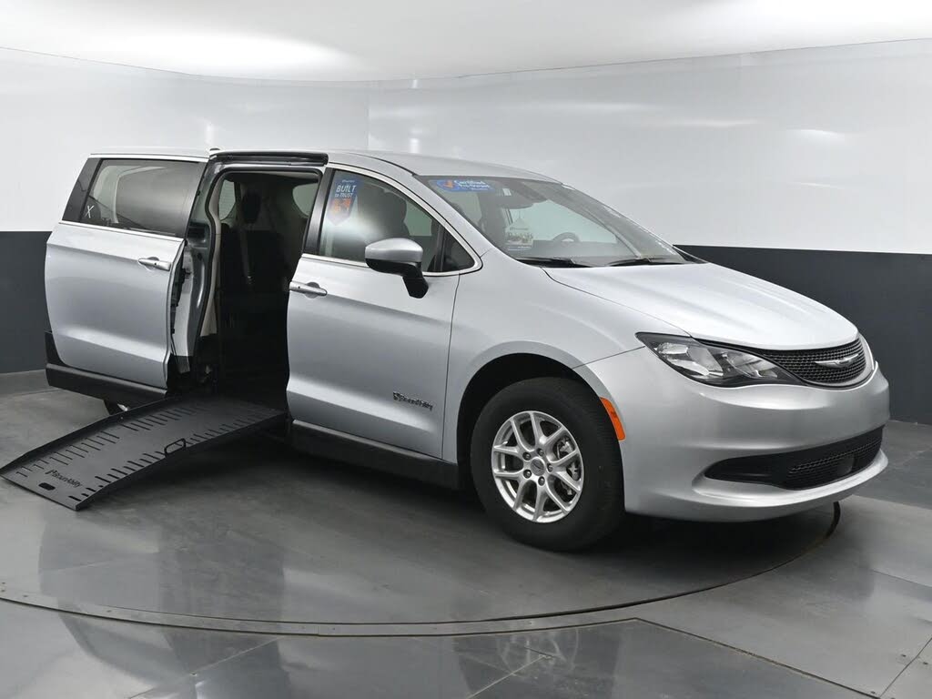 2023 Chrysler Voyager LX FWD