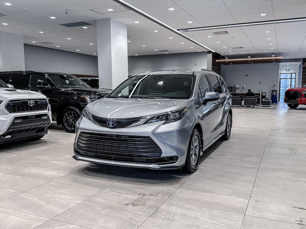 2025 Toyota Sienna XLE 8-Passenger FWD