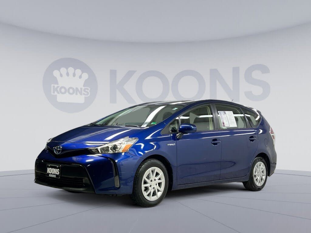2017 Toyota Prius v Three FWD