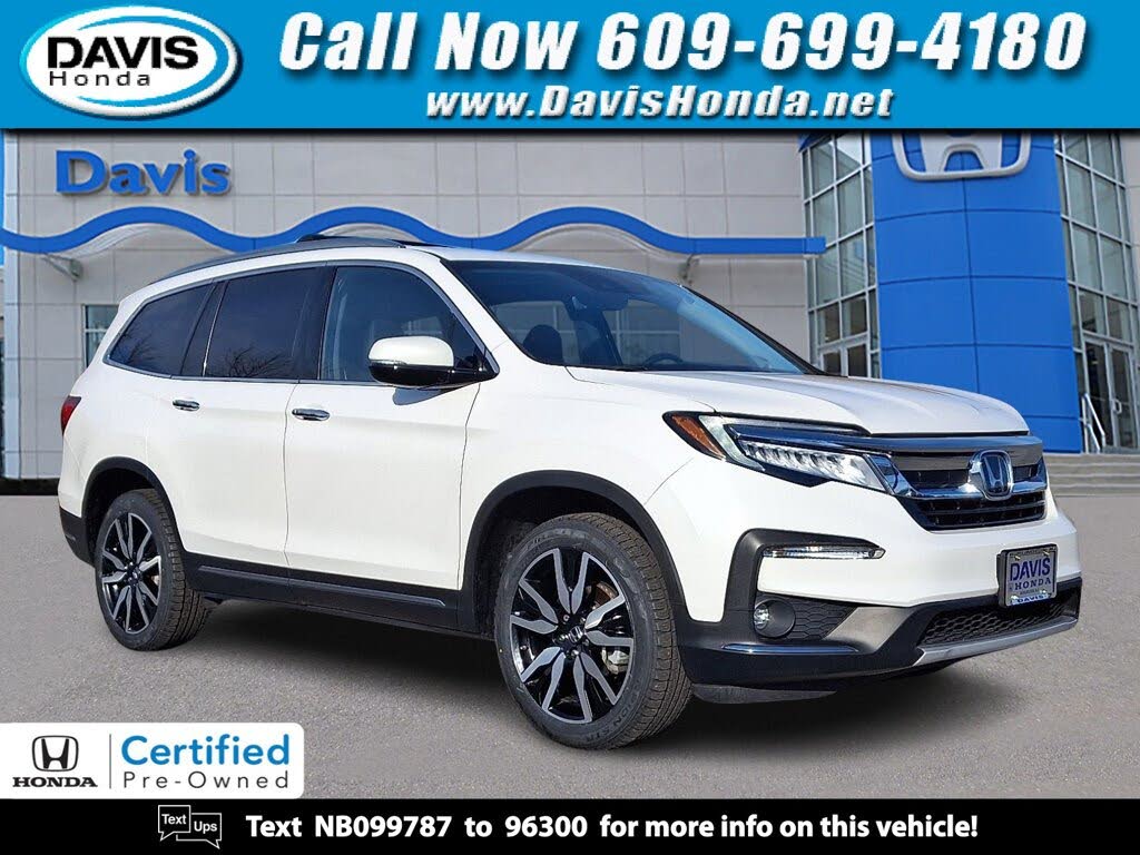 2022 Honda Pilot Touring AWD with Rear Captain's Chairs