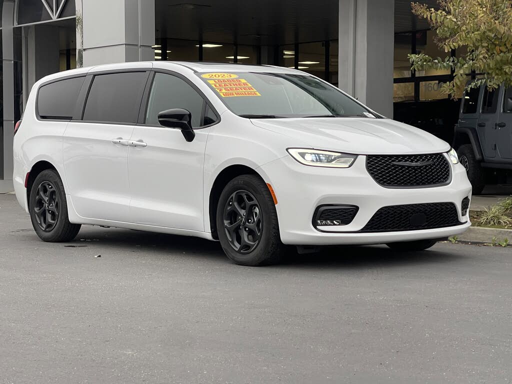 2023 Chrysler Pacifica Hybrid Limited FWD