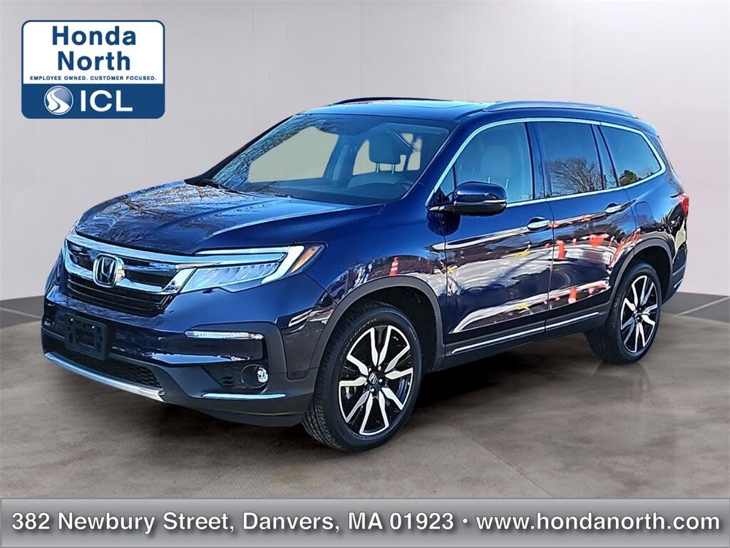 2022 Honda Pilot Touring AWD with Rear Captain's Chairs
