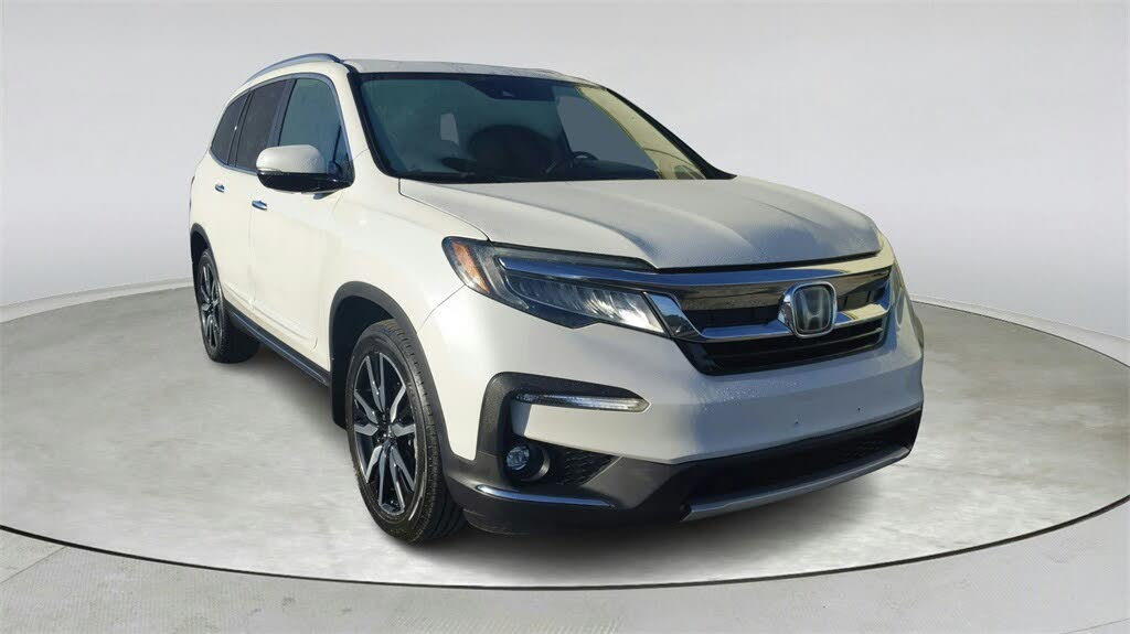 2019 Honda Pilot Touring FWD with Rear Captain's Chairs