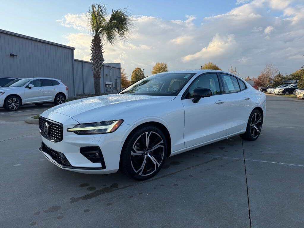 2024 Volvo S60 B5 Plus Dark Theme AWD