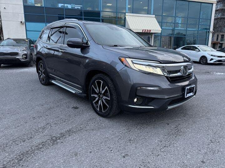 2019 Honda Pilot Touring AWD with Rear Captain's Chairs
