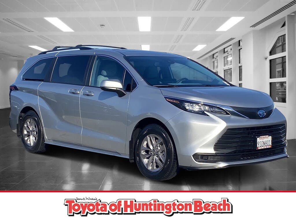 2025 Toyota Sienna LE 8-Passenger FWD