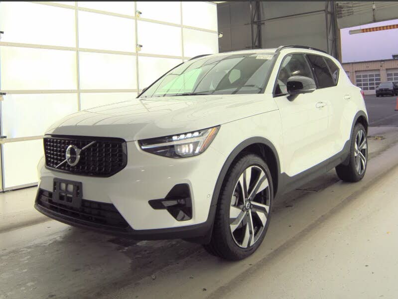 2025 Volvo XC40 B5 Ultra Dark Theme AWD