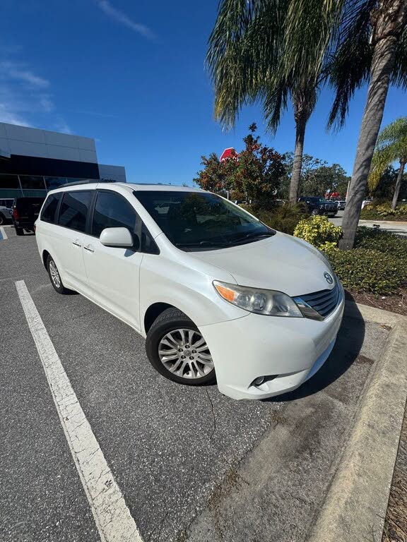 2016 Toyota Sienna XLE 7-Passenger Auto Access Seat