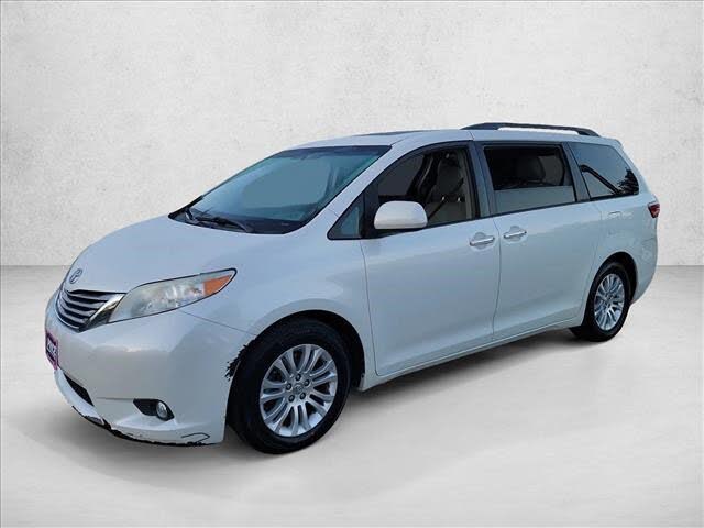 2016 Toyota Sienna XLE 7-Passenger Auto Access Seat