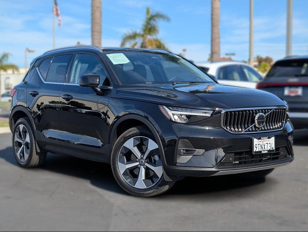 2025 Volvo XC40 B5 Plus Bright Theme AWD