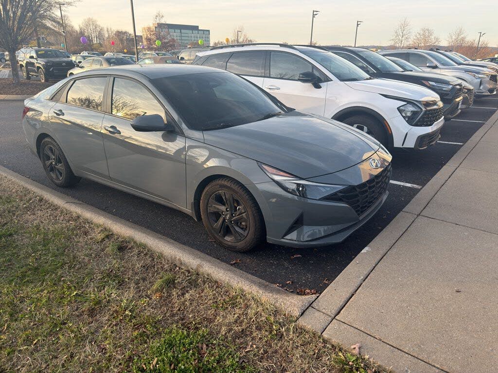 2022 Hyundai Elantra SEL FWD