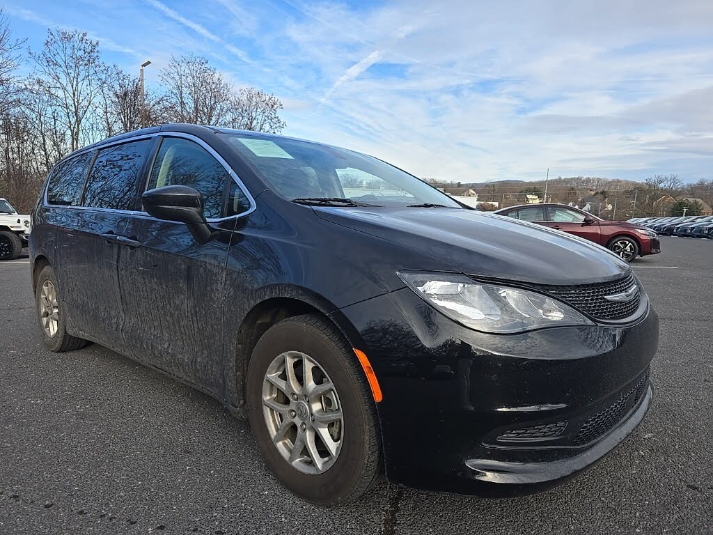 2022 Chrysler Voyager LX FWD
