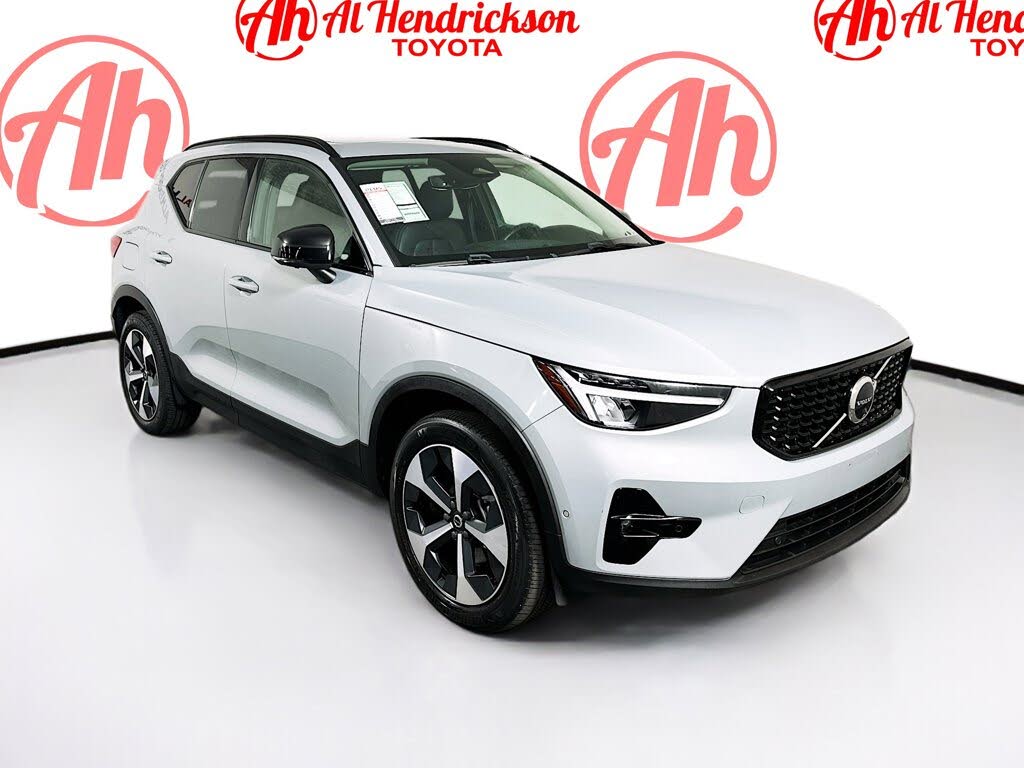 2024 Volvo XC40 B5 Plus Dark Theme AWD
