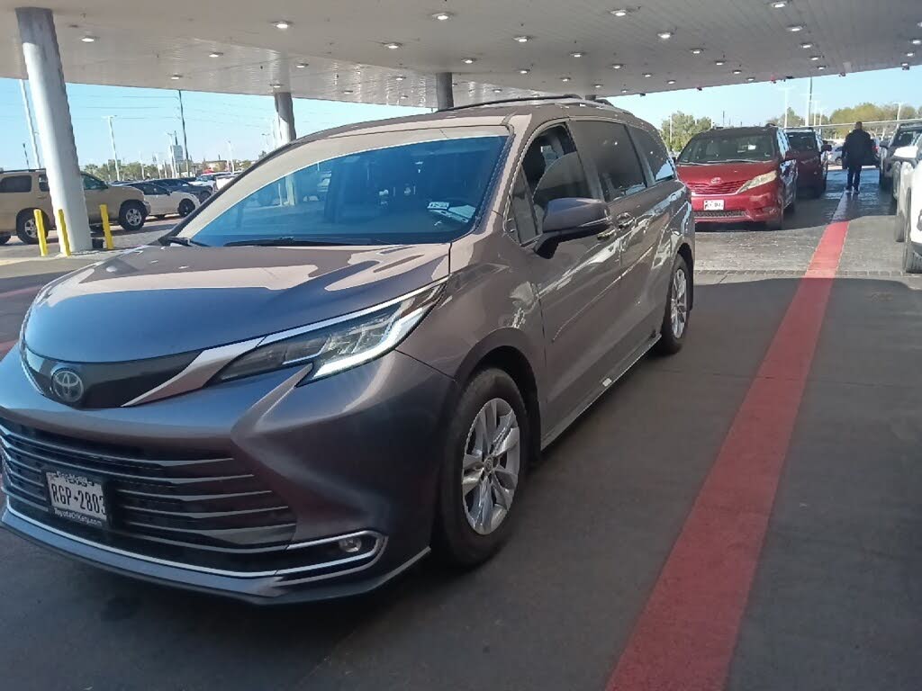 2022 Toyota Sienna Limited 7-Passenger FWD
