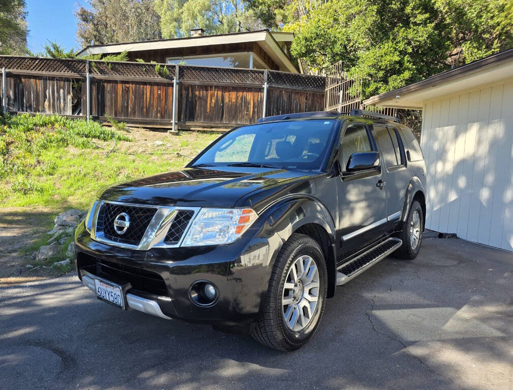 2012 Nissan Pathfinder LE
