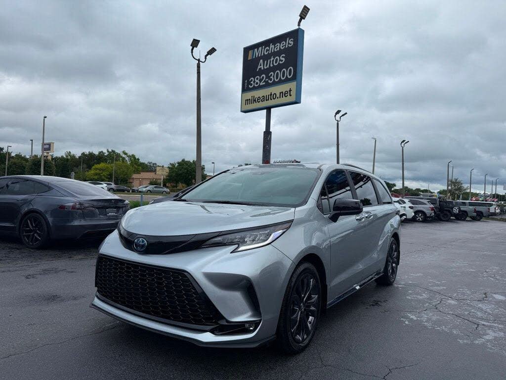2025 Toyota Sienna XSE 7-Passenger FWD