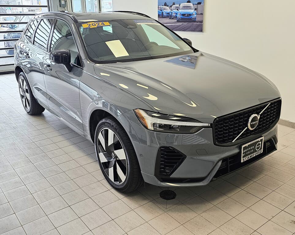 2024 Volvo XC60 Recharge T8 Plus Dark Theme eAWD
