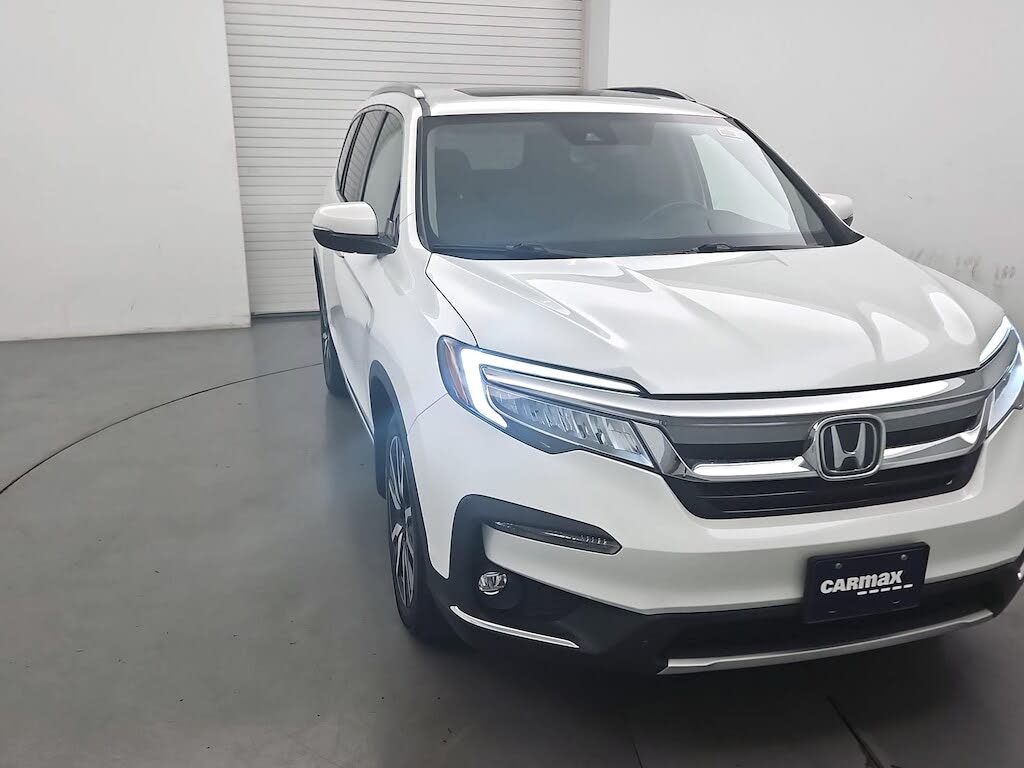 2021 Honda Pilot Touring FWD with Rear Captains Chairs