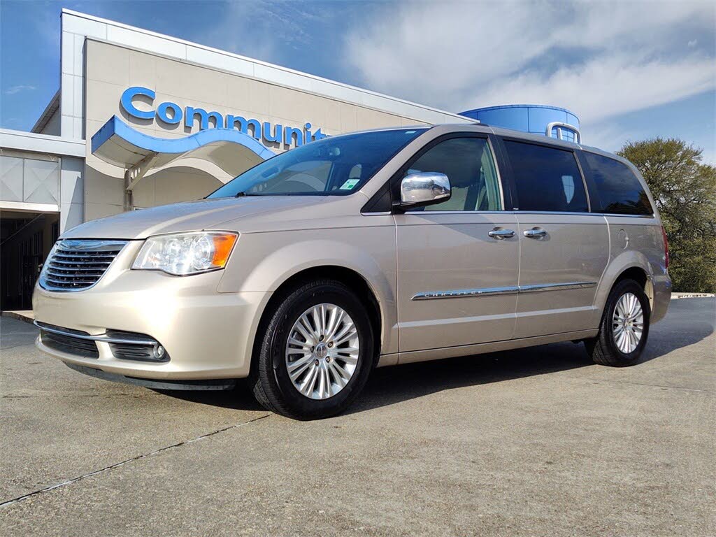 2012 Chrysler Town & Country Limited FWD