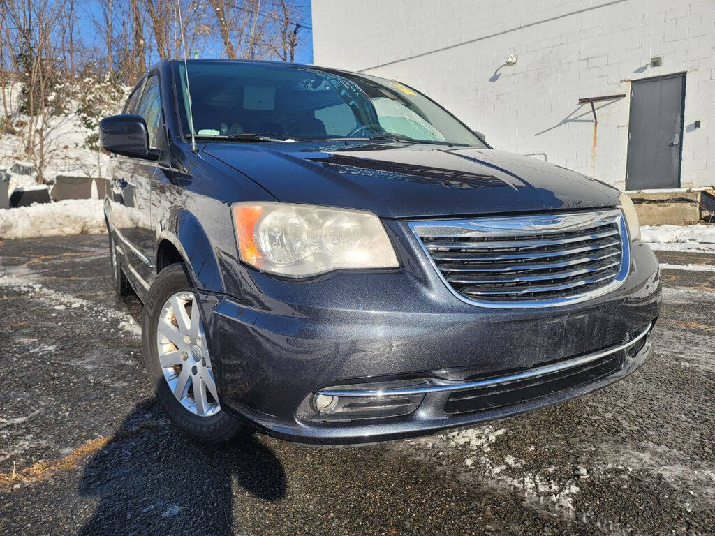 2013 Chrysler Town & Country Touring FWD