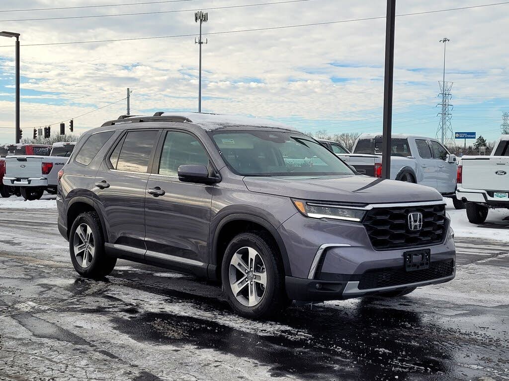 2024 Honda Pilot EX-L FWD with Captains Chairs