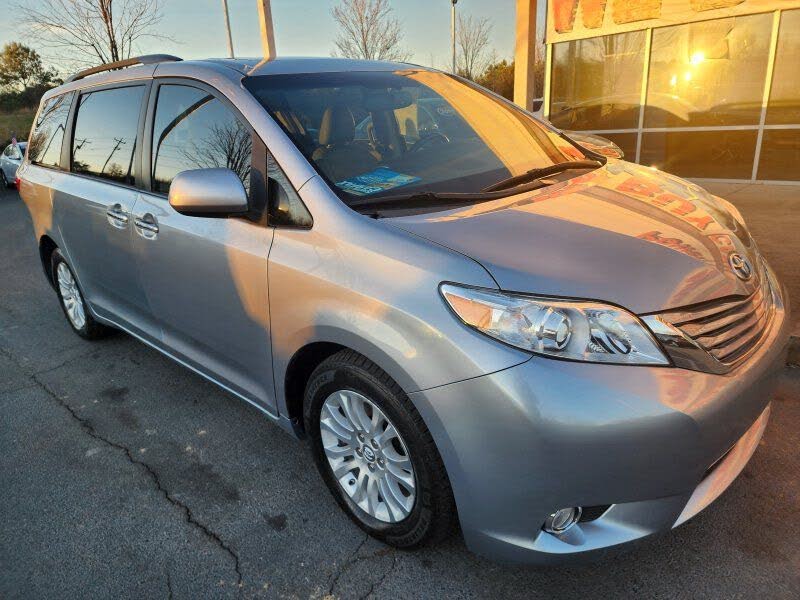 2017 Toyota Sienna XLE 7-Passenger Auto Access Seat FWD