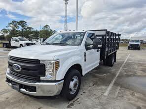 Ford F-350 Super Duty Chassis XL DRW RWD