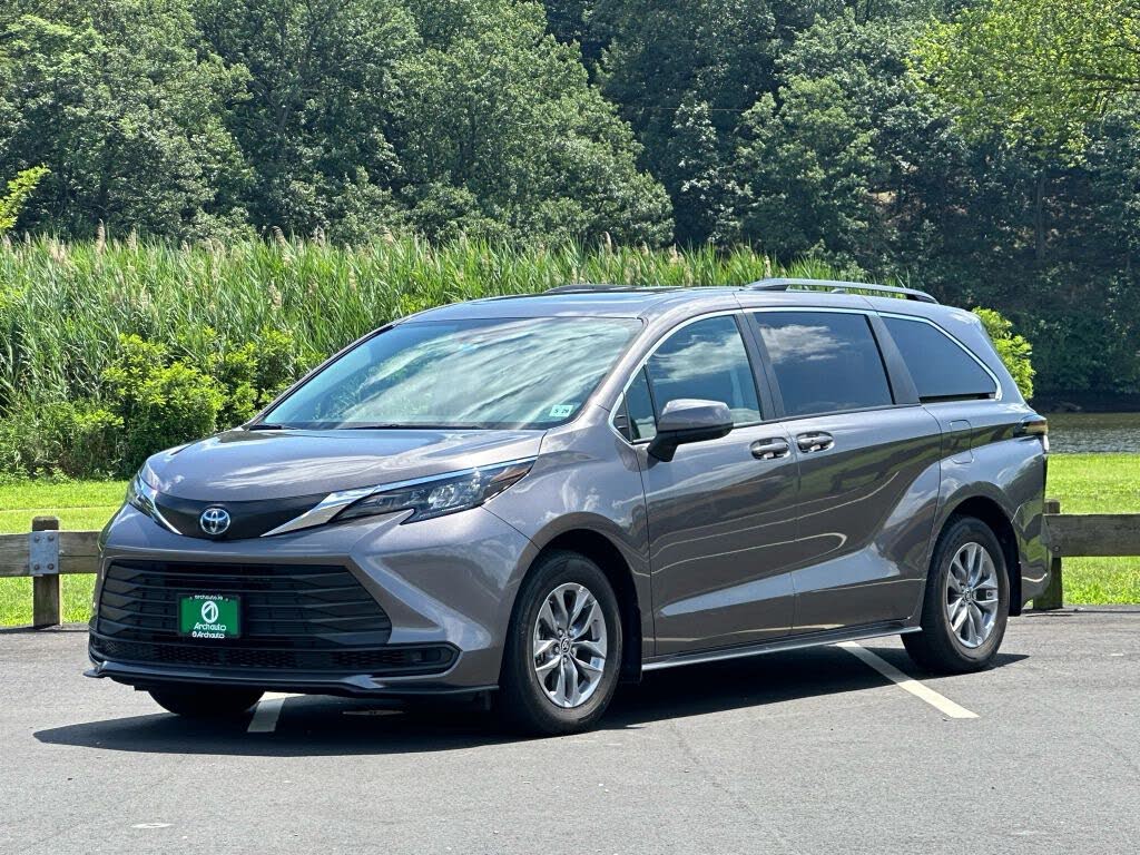 2024 Toyota Sienna LE 8-Passenger FWD