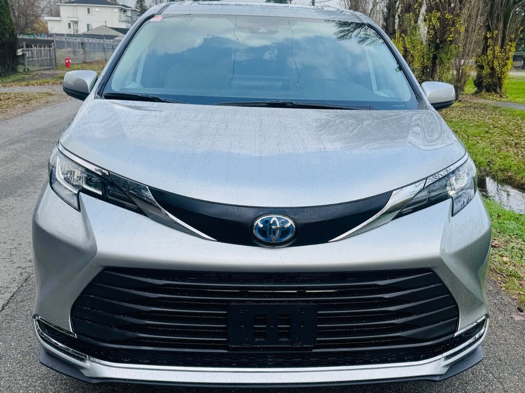 2025 Toyota Sienna XLE 8-Passenger FWD