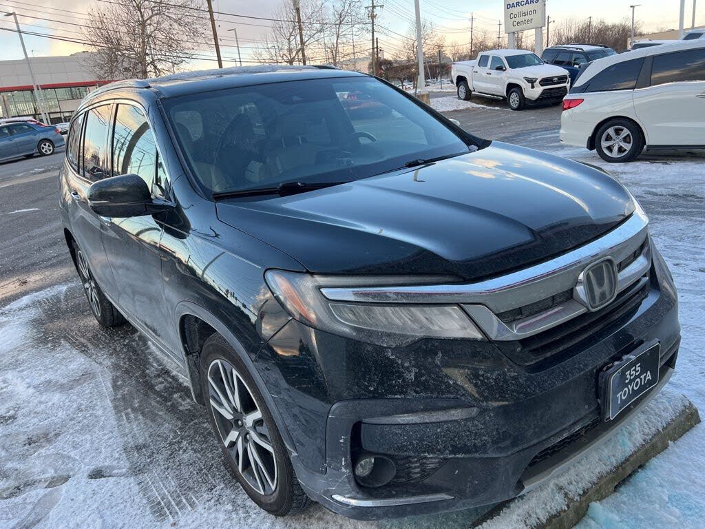2019 Honda Pilot Touring AWD with Rear Captain's Chairs