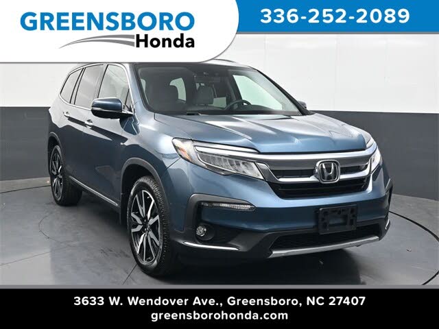 2022 Honda Pilot Touring AWD with Rear Captain's Chairs