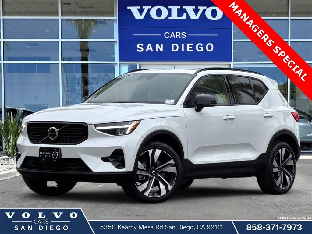 2025 Volvo XC40 B5 Plus Dark Theme AWD